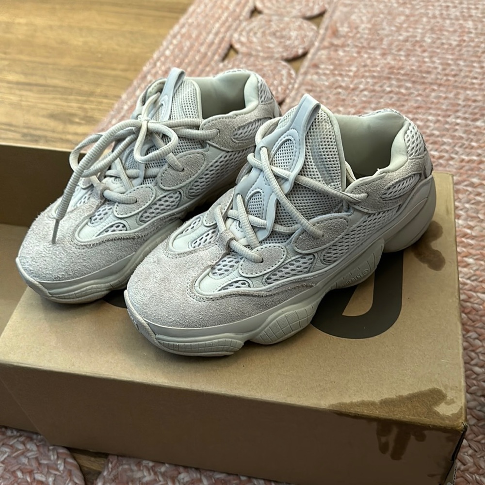 Yeezy 500s in blush size 7 woman’s 5.5 men’s